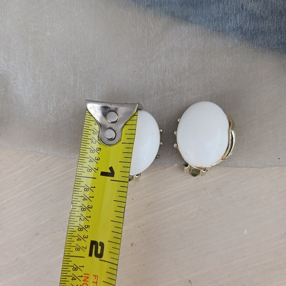 Vintage Oval Milk Glass Silver Tone Clip On Earrings - Picture 5 of 5